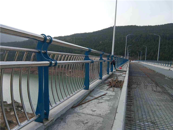 长沙不锈钢桥梁护栏的特点及其在桥梁安全中的重要作用
