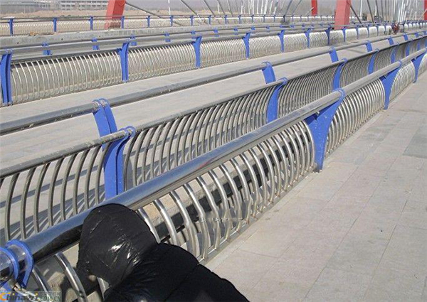 长沙不锈钢复合管护栏一种安全而耐用的防护解决方案