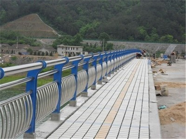 长沙不锈钢桥梁护栏的特性及其在现代建筑中的应用